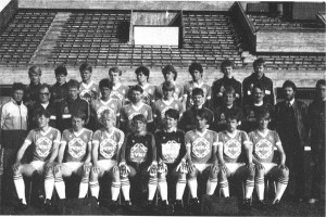 <p>
	Meistaraflokkur &aacute;ri&eth; 1984.</p>
<p>
	Aftasta r&ouml;&eth; fr&aacute; vinstri: &THORN;orsteinn Geirsson, &THORN;orsteinn Hilmarsson, J&oacute;hann Gr&eacute;tarsson, Vignir Baldursson, Trausti &Oacute;marsson, Sigurj&oacute;n Kristj&aacute;nsson, Svavar Svavarsson, J&oacute;n Magn&uacute;sson, Gunnar &THORN;&oacute;risson meistaraflokksr&aacute;&eth;</p>
<p>
	Mi&eth;r&ouml;&eth; fr&aacute; vinstri: Magn&uacute;s J&oacute;natansson &thorn;j&aacute;lfari, Konr&aacute;&eth; Kristinsson li&eth;sstj&oacute;rn, J&oacute;n Orri Gu&eth;mundsson li&eth;sstj&oacute;rn, J&oacute;n Oddsson, J&oacute;n Einarsson, Gu&eth;mundur Baldursson, Ing&oacute;lfur Ing&oacute;lfsson, Gunnlaugur Sigurbj&ouml;rnsson, J&uacute;l&iacute;us &ldquo;J&uacute;lli Tottenham&rdquo; &Oacute;lafsson, Kristj&aacute;n &THORN;orvaldz stj&oacute;rnarma&eth;ur, P&eacute;tur &Oacute;mar &Aacute;g&uacute;stsson meistaraflokksr&aacute;&eth;.</p>
<p>
	Fremsta r&ouml;&eth; fr&aacute; vinstri: Magn&uacute;s Magn&uacute;sson, Benedikt Gu&eth;mundsson, &Oacute;lafur Bj&ouml;rnsson, Fri&eth;rik Fri&eth;riksson, Gu&eth;mundur &Aacute;sgeirsson, Loftur &Oacute;lafsson, Bj&ouml;rn &THORN;&oacute;r Egilsson, Hei&eth;ar B. Hei&eth;arsson.</p>
<p>
	Mynd: &Iacute;slensk knattspyrna.</p>
