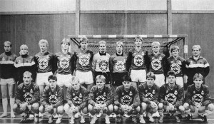 <p>Meistaraflokkur &aacute;ri&eth; 1986.</p>

<p>Aftari r&ouml;&eth; fr&aacute; vinstri: Benedikt Gu&eth;mundsson, Vignir Baldursson, Bjarni Frostason, Sigur&eth;ur V&iacute;&eth;isson, Haraldur &Uacute;lfarsson, &Ouml;rn Bjarnason, Sveinn Sk&uacute;lason, Hei&eth;ar B. Hei&eth;arsson, &Oacute;lafur Bj&ouml;rnsson, J&oacute;n &THORN;&oacute;rir J&oacute;nsson, Gunnlaugur Sigurbj&ouml;rnsson.</p>

<p>Fremri r&ouml;&eth; fr&aacute; vinstri: Gu&eth;j&oacute;n Karl Reynisson, Gr&eacute;tar Steind&oacute;rsson, R&ouml;gnvaldur R&ouml;gnvaldsson, J&oacute;hann Gr&eacute;tarsson, Steind&oacute;r El&iacute;sson, Helgi Ingason, Ingvaldur G&uacute;stafsson, H&aacute;kon Gunnarsson.</p>

<p>Mynd: &Iacute;slensk knattspyrna</p>