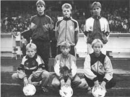 <p>
	&THORN;essir kepptu til &uacute;rslita &iacute; knatt&thorn;rautum KS&Iacute; &aacute;ri&eth; 1989. Gr&eacute;tar M&aacute;r Sveinsson, Bliki, er fyrir mi&eth;ju &iacute; ne&eth;ri r&ouml;&eth;. Hann lenti &iacute; 2. s&aelig;ti. Mynd: &Iacute;slensk knattspyrna</p>
