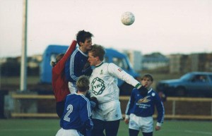 <p>
	V&iacute;gsluleikur sandgrasvallarinns &aacute;ri&eth; 1991. Sigur&eth;ur V&iacute;&eth;isson &iacute; skallaeinv&iacute;gi vi&eth; R&iacute;khar&eth; Da&eth;ason, Framara.</p>
