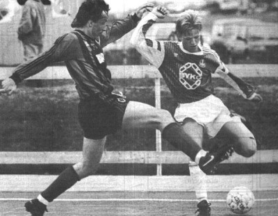 <p>
	Brei&eth;ablik - V&iacute;kingur &iacute; bikar &aacute;ri&eth; 1991. Arnar Gr&eacute;tarsson me&eth; boltann, Blikar unnu 2-0. Mynd: Morgunbla&eth;i&eth;</p>
