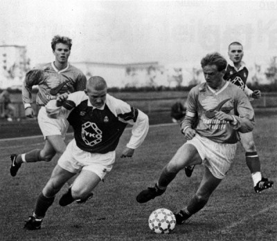 <p>1992 Fram - Brei&eth;ablik 3 - 0. &nbsp;J&oacute;n &THORN;&oacute;rir J&oacute;nsson &iacute; slagnum vi&eth; Kristj&aacute;n J&oacute;nsson Framara &aacute;ri&eth; 1992. Gr&eacute;tar Steind&oacute;rsson, Bliki, og Baldur Bjarnason, Framari fylgjast me&eth;. &THORN;essi leikur var s&aacute; fimmti &iacute; r&ouml;&eth;inni af sex tapleikjum Blika &iacute; r&ouml;&eth; &iacute; byrjun &Iacute;slandsm&oacute;tsins. Mynd: &Iacute;slensk knattspyrna.<br />
&nbsp;</p>