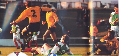 <p>Brei&eth;ablik og &Iacute;A m&aelig;ttust &iacute; &uacute;rslitum deildabikarsins &aacute;ri&eth; 1996. &Iacute;A vann, 3-1, eftir framlengdan leik. Kjartan Einarsson, sem er lengst til vinstri &aacute; myndinni, jafna&eth;i fyrir Blika &aacute; 88. m&iacute;n&uacute;tu. Hrei&eth;ar Bjarnason er lengst til h&aelig;gri &aacute; myndinni og H&aacute;kon Sverrisson s&eacute;st &iacute; fjarska.</p>