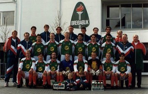 <p>Meistaraflokkur karla &aacute;ri&eth; 1996.</p>

<p>Efsta r&ouml;&eth; fr&aacute; vinstri: The&oacute;d&oacute;r Hervarsson, Ey&thorn;&oacute;r Sverrisson, J&oacute;hann Otto Wathne, Gu&eth;mundur &Ouml;rn Gu&eth;mundsson, Hjalti Kristj&aacute;nsson, Vilhj&aacute;lmur Haraldsson, S&aelig;var P&eacute;tursson, Konr&aacute;&eth; Kristinsson li&eth;sstj&oacute;rn.</p>

<p>Mi&eth;r&ouml;&eth; fr&aacute; vinstri: Sigur&eth;ur Halld&oacute;rsson &thorn;j&aacute;lfari, Valgar&eth;ur Gu&eth;j&oacute;nsson meistarflokksr&aacute;&eth;, Gu&eth;mundur &THORN;&oacute;r Gu&eth;mundsson, Hrei&eth;ar Bjarnason, Kjartan Antonsson, Kjartan Einarsson, &THORN;&oacute;rhallur Hinriksson, Anthony Karl Gregory, Gu&eth;mundur Oddsson forma&eth;ur, Benedikt Gu&eth;mundsson meistaraflokksr&aacute;&eth;.</p>

<p>Fremsta r&ouml;&eth; fr&aacute; vinstri: H&aacute;kon Sverrisson, Gr&eacute;tar M&aacute;r Sveinsson, Gunnlaugur Einarsson, G&iacute;sli &THORN;&oacute;r Einarsson, Arnar Gr&eacute;tarsson, Hajrudin Cardaklija, &Iacute;var Sigurj&oacute;nsson, P&aacute;lmi Haraldsson.<br />
&nbsp;</p>