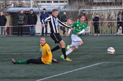 <p>
	KR - Brei&eth;ablik. Lengjubikar 2013 8-li&eth;a &uacute;rslit. &Aacute;rni Vilhj&aacute;lmsson a&eth; skora anna&eth; mark Blika strax &aacute; 1. m&iacute;n&uacute;tu seinni h&aacute;lfleiks. Blikar unnu leikinn 1-3. Mynd: HVH</p>
