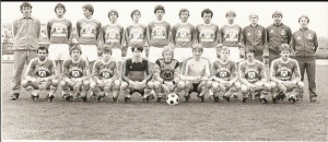 <p>
	Meistaraflokkur Brei&eth;abliks &aacute;ri&eth; 1980.</p>
<p>
	Efri r&ouml;&eth; f.v. J&oacute;n Hermannsson, Helgi Helgason, Einar &THORN;&oacute;rhallsson, H&aacute;kon Gunnarsson, Sigur&eth;ur Gr&eacute;tarsson, Valdimar Valdimarsson, Gunnlaugur Helgason, &THORN;&oacute;r Hrei&eth;arsson, Benedikt &THORN;. Gu&eth;mundsson, &Oacute;lafur Bj&ouml;rnsson, Theod&oacute;r Gu&eth;finnsson, G&iacute;sli Sigur&eth;sson.</p>
<p>
	Ne&eth;ri r&ouml;&eth; f.v. Sigurj&oacute;n Rannversson, Sigurj&oacute;n Kristj&aacute;nsson, Ing&oacute;lfur Ing&oacute;lfsson, Gu&eth;mundur &Aacute;sgeirsson, &Aacute;rni Dan Einarssonar, Sveinn Sk&uacute;lason, Vignir Baldursson, Helgi Bentsson , T&oacute;mas &THORN;&oacute;r T&oacute;masson.&nbsp;</p>
<p>
	Myndin er tekin &aacute; K&oacute;pavogsvelli og austurb&aelig;r K&oacute;pavogs er &iacute; bakgrunninn.</p>
