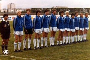 <p>U21-landsli&eth; karla fyrir leik vi&eth; Dani &aacute;ri&eth; 1982. &Aacute; myndinni eru fimm leikmenn Brei&eth;abliks; &Oacute;lafur Bj&ouml;rnsson fyrirli&eth;i, &Oacute;mar Rafnsson, Sigur&eth;ur Gr&eacute;tarsson, Trausti &Oacute;marsson og Sigurj&oacute;n Kristj&aacute;nsson. Leiknum lauk me&eth; 1-1 jafntefli og &thorn;a&eth; var okkar ma&eth;ur Sigur&eth;ur Gr&eacute;tarsson sem skora&eth;i mark &Iacute;slands.&nbsp;</p>