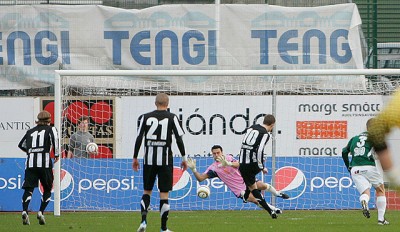 <p>
	2011 Brei&eth;ablik - KR 2 - 3. &nbsp;Ingvar Kale reynir h&eacute;r vi&eth; v&iacute;taspyrnu. Blikar misstu Ingvar &uacute;taf &aacute; 20. m&iacute;n &iacute; fyrri h&aacute;lfleik. &nbsp;Mynd: Hafli&eth;i Brei&eth;fj&ouml;r&eth;</p>
