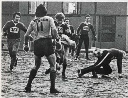 <p>1976 Litla Bikarkeppnin. Brei&eth;ablik &ndash; &Iacute;A 3-2. Malarv&ouml;llurinn &iacute; K&oacute;pavogi var allt anna&eth; en gl&aelig;silegur &thorn;egar Brei&eth;ablik og Akranes l&eacute;ku &thorn;ar &iacute; Litlu Bikarkeppninni &aacute; laugardag (3. apr&iacute;l 1976). Rennblautur og leikmenn &aacute;ttu erfitt me&eth; a&eth; f&oacute;ta sig &iacute; le&eth;junni. &THORN;a&eth; var &thorn;v&iacute; ekki h&aelig;gt a&eth; s&yacute;na knattspyrnu a&eth; r&aacute;&eth;i &ndash; en Blikarnir komu enn &aacute; &oacute;vart, sigru&eth;u me&eth; 3-2. Leikmenn Blika &aacute; mynd: Haraldur Erlendesson, &Oacute;lafur Fri&eth;riksson, ? og H&ouml;r&eth;ur Har&eth;arson, ? (l&iacute;klega Vignir Baldursson). Mynd DV.</p>