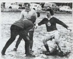 <p>
	1975 Lita Bikarkeppnin. Brei&eth;ablik - Keflav&iacute;k 0-0. Hinrik &THORN;&oacute;rhallsson berst &thorn;arna um kn&ouml;ttinn &iacute; le&eth;junni &aacute; Vallarger&eth;isvellinum</p>
