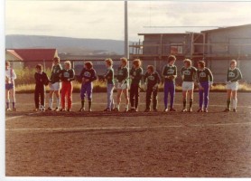 <p>Fr&aacute; Vallarger&eth;isvelli &aacute;ri&eth; 1978. Brei&eth;ablik &aacute; m&oacute;ti HSS H&eacute;ra&eth;ssambandi Strandamanna. Lengst til vinstri Eysteinn Gu&eth;mundsson d&oacute;mari, Einar &THORN;&oacute;rhallsson, Vignir Baldursson,&Oacute;lafur H&aacute;konarson, J&oacute;n Orri Gu&eth;mundsson, Gunnlaugur Helgason, Magn&uacute;s Stein&thorn;&oacute;rsson, Bjarni Bjarnason,Valdimar Valdimarsson, &Oacute;lafur Fri&eth;riksson, &THORN;orvaldur Baldurs og Hei&eth;ar Brei&eth;fj&ouml;r&eth;. Mynd: HSS</p>