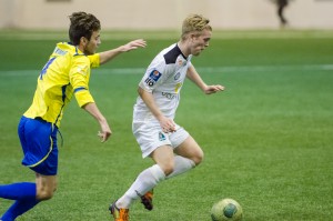 <p>
	F&oacute;tbolti.net m&oacute;t 2014 Brei&eth;ablik - Grindav&iacute;k 2 - 3. &nbsp;P&aacute;ll Olgeir &THORN;orsteinsson s&aelig;kir upp h&aelig;gri kantinn. &nbsp;Mynd: HVH</p>
