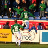 <p>
	2008 Grindav&iacute;k - Brei&eth;ablik 2 - 2. &nbsp;J&oacute;hann Berg Gu&eth;mundsson (17) fagnar j&ouml;fnunarmarkinu. &nbsp;Stein&thorn;&oacute;r Frey &THORN;orsteinsson fylgist me&eth;. &nbsp;Mynd: Einar Freyr J&oacute;nsson</p>

