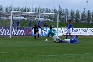 <p>
	2007 Brei&eth;ablik - Fram 2 - 2. &nbsp; 18. umfer&eth;, Prince Rajcomar felldur &iacute; teignum og v&iacute;ti d&aelig;mt. &nbsp;Blikar skoru&eth;u anna&eth; mark sitt &uacute;r v&iacute;taspyrnunni. &nbsp;Mynd: Einar Freyr J&oacute;nsson.</p>
