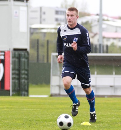 <p>
	2011 &Iacute;sland - Danm&ouml;rk 0 - 2. &nbsp;Blikinn Gu&eth;mundur Kristj&aacute;nsson &aacute; landsli&eth;s&aelig;fingu vegna undirb&uacute;nings fyrir leikinn vi&eth; Dani &iacute; undankeppni EM &aacute; Laugardalsvelli laugardaginn 4. J&uacute;n&iacute; 2011. &nbsp;Mynd: Kristj&aacute;n Orri J&oacute;hansson</p>
