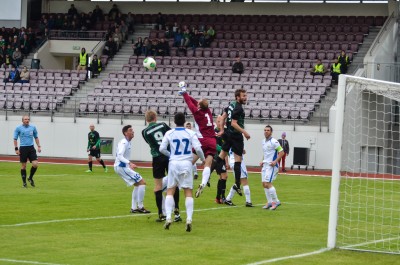 <p>
	2013 Brei&eth;ablik - FC Santa Coloma 4 - 0. &nbsp;&THORN;&oacute;r&eth;ur Steinar Hrei&eth;arsson reynir a&eth; setja skallabolta &uacute;r hornspyrnu, en markma&eth;ur Santa Coloma kemst fyrir sendinguna. &nbsp;Mynd: HVH</p>
