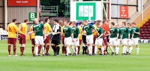 <p>
	2010 Motherwell - Brei&eth;ablik 1-0. Leikmenn heilsast fyrir leik. Fyrsti leikur Brei&eth;abliks &iacute; Evr&oacute;pukeppni &aacute; Fir Park &iacute; Skotlandi &iacute; Evr&oacute;pudeild UEFA 15. j&uacute;l&iacute; &aacute;ri&eth; 2010. Mynd: Mwell</p>
