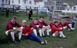 <p>H&eacute;r b&iacute;&eth;a nokkrir leikmenn Blika eftir a&eth; leikur vi&eth; KS &iacute; B-deildinni 1967 geti hafist, en l&ouml;greglan banna&eth;i leikm&ouml;nnum a&eth; hefja leik fyrr en eftir messulok &iacute; kirkjunni &aacute; Siglufir&eth;i.&nbsp;</p>

<p>Fr&aacute; vinstri: Gu&eth;mundur &THORN;&oacute;r&eth;arson, &THORN;orsteinn Karlsson, Jakob &Oacute;alson, &THORN;&oacute;r Hrei&eth;arsson, Magni J&oacute;hannsson, Gu&eth;mundur H. J&oacute;nsson, Da&eth;i J&oacute;nsson, Hei&eth;ar Brei&eth;fj&ouml;r&eth; og Kristj&aacute;n Erlendsson.&nbsp;</p>

<p>Mynd: Logi Kristj&aacute;nsson</p>