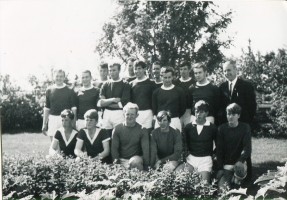<p>
	<strong>Meistaraflokkur 1967</strong></p>
<p>
	Aftari r&ouml;&eth; f.v.: Sigmundur Eir&iacute;ksson, Gu&eth;mundur H. J&oacute;nsson, &THORN;&oacute;r Hrei&eth;arsson, Gu&eth;mundur &THORN;&oacute;r&eth;arson, J&uacute;l&iacute;us J&uacute;l&iacute;usson, Gu&eth;mundur Vikar Einarsson, Gr&eacute;tar Kristj&aacute;nsson, Da&eth;i E. J&oacute;nsson, Kristj&aacute;n Erlendsson, J&oacute;n Ingi Ragnarsson, Sigurj&oacute;n Hr&oacute;lfsson, og Halld&oacute;r Halld&oacute;rsson &thorn;j&aacute;lfari.</p>
<p>
	Fremri r&ouml;&eth; f.v.: R&iacute;khar&eth; &Ouml;rn J&oacute;nsson, Magn&uacute;s Stein&thorn;&oacute;rsson, Logi Kristj&aacute;nsson, Sigur&eth;ur Fri&eth;riksson, Sigurj&oacute;n Valdimarsson og Hei&eth;ar Brei&eth;fj&ouml;r&eth;.</p>
<p>
	Myndin tekin &iacute; gar&eth;inum a&eth; Vallarger&eth;i 2 &iacute; K&oacute;pavogi.<br />
	&nbsp;</p>
